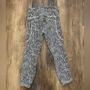 Athleta 7/8 Length Legging Black and White Pattern Size Small